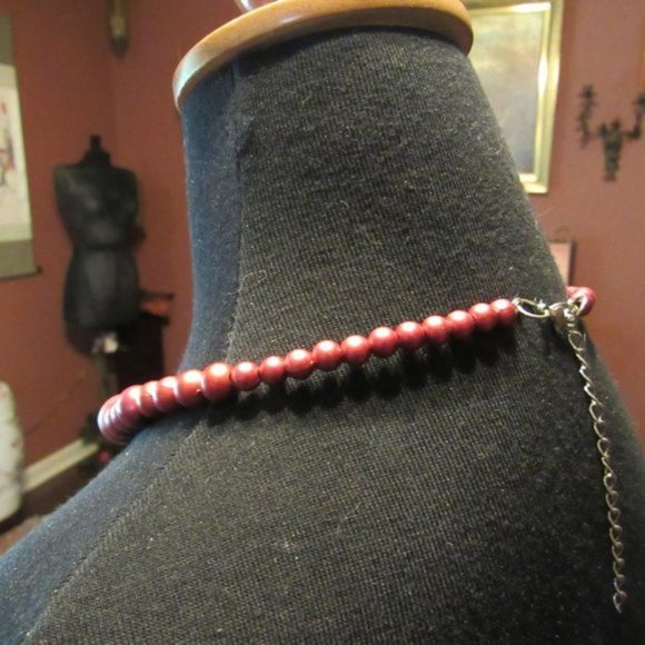 🍒 Sophisticated Cranberry Red Beaded Wired Necklace - Picture 8 of 12